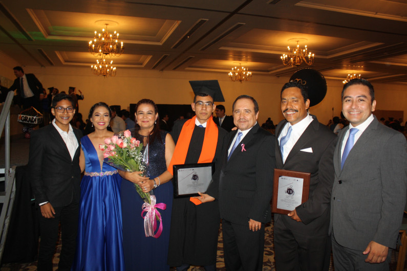 Reciben 199 jóvenes su título profesional