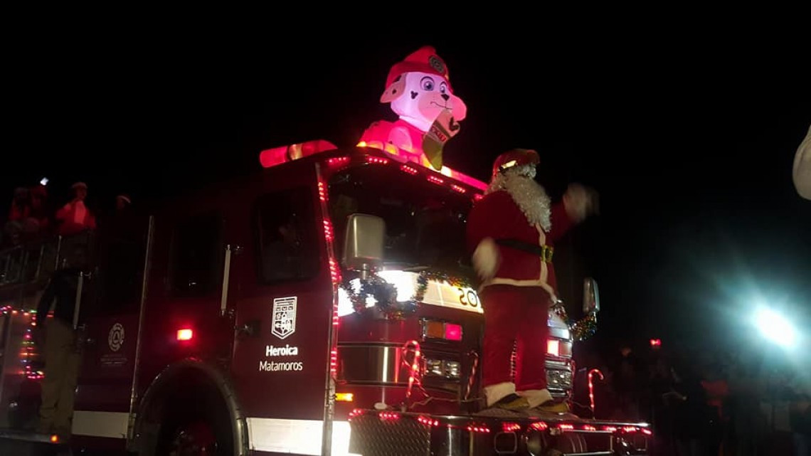 Disfrutan matamorenses de desfile y encendido de pino