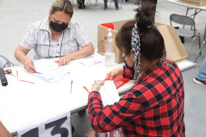 Padres de familia de estudiantes becados deberán firmar contrato bancario 